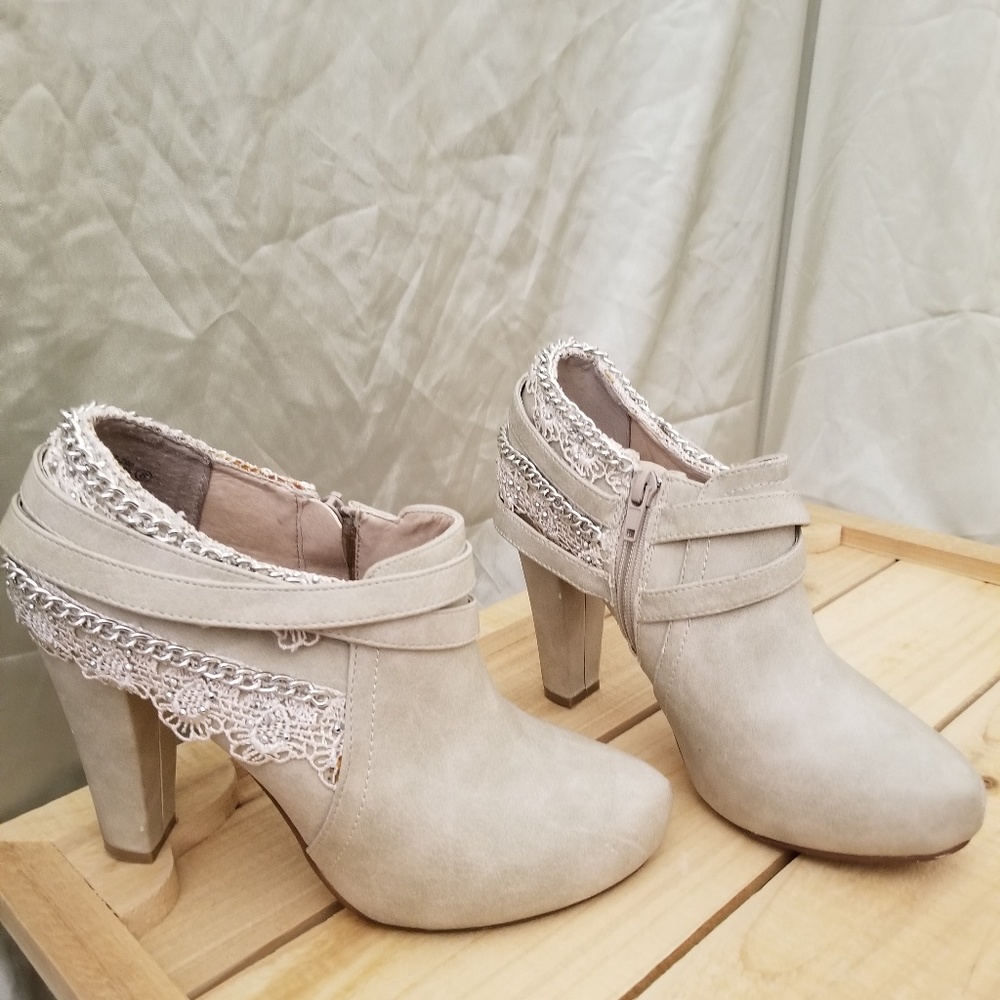Not Rated bootie size 8